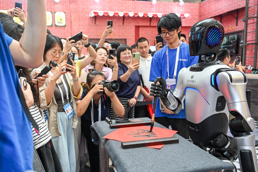 2025-08-03，上海世博展览馆，机器人写字吸引众多观众。澎湃新闻记者 朱伟辉 图